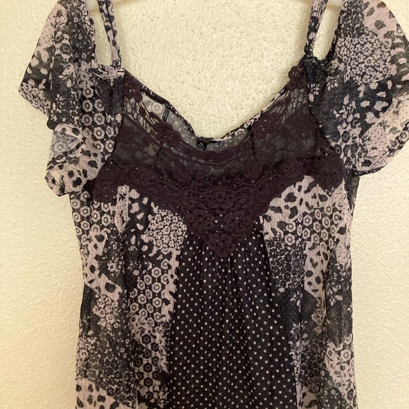 This is a very light, cute, feminine top that will dress up any occasion.. - Picture 1 of 6